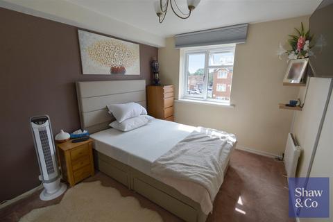 2 bedroom flat for sale, Burket Close, Southall UB2