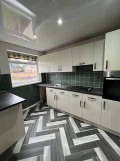 2 bedroom terraced house to rent, Kincraig Close, Manchester M11