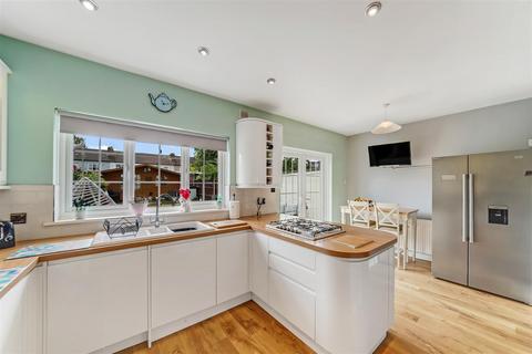 4 bedroom end of terrace house for sale, Middleton Avenue, London E4