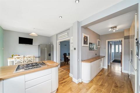 4 bedroom end of terrace house for sale, Middleton Avenue, London E4