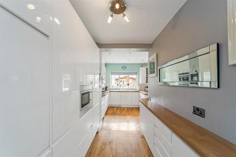 4 bedroom end of terrace house for sale, Middleton Avenue, London E4