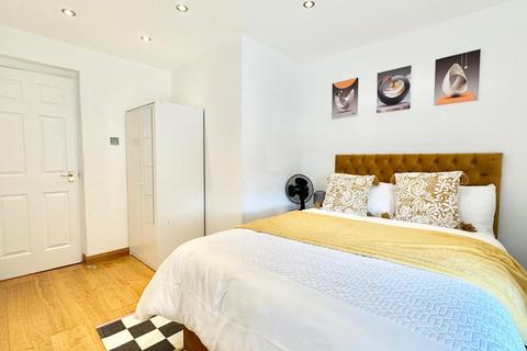 2 bedroom apartment to rent, Gloucester House, Gatcombe Road, London E16