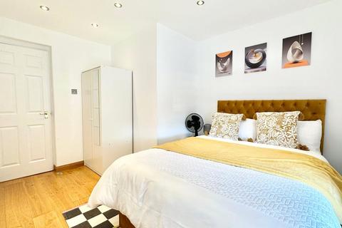2 bedroom apartment to rent, Gatcombe Road, London E16