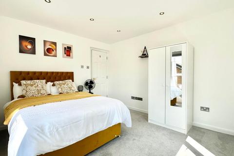 2 bedroom apartment to rent, Gatcombe Road, London E16