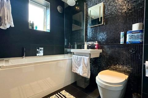 2 bedroom apartment to rent, Gatcombe Road, London E16