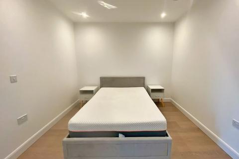 Studio to rent, Heartwell Avenue