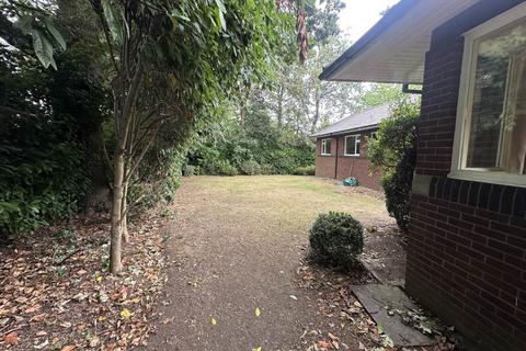4 bedroom bungalow to rent, Stanwell Avenue, Huddersfield, West Yorkshire, HD2