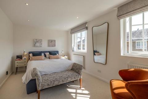 4 Acacia Gardens, London, NW8 6AH