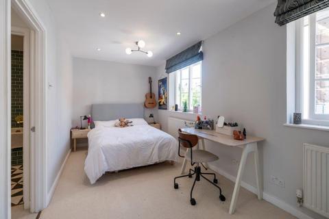 4 Acacia Gardens, London, NW8 6AH