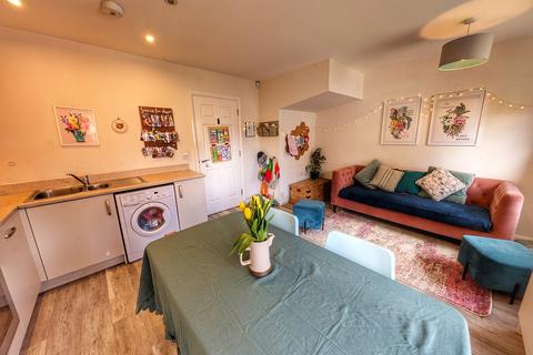 30 Skerry Close, Manchester, M13 9UD