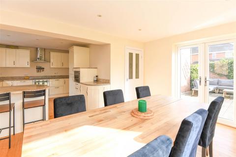 24 Castell Close, Hilperton, Trowbridge, BA14 7UJ