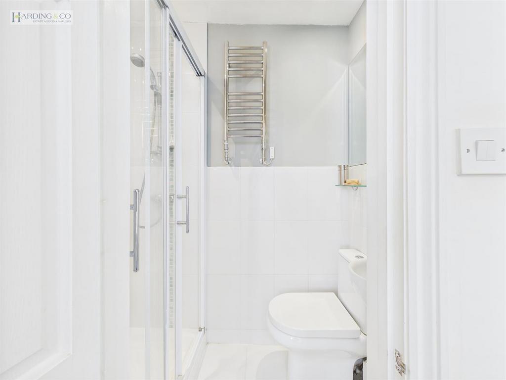 Bedroom 2 en suite.jpg