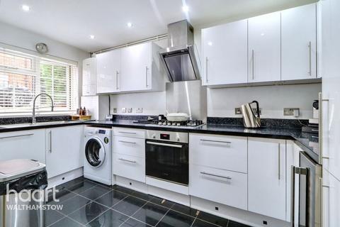 3 bedroom semi-detached house for sale, Meadow Close, Chingford