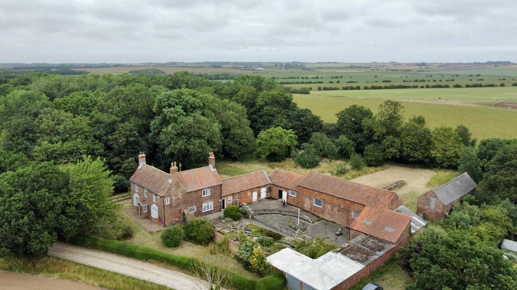 4 Bedroom farmhouse with land and outbuildings fo
