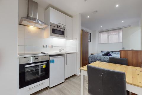 Studio to rent, Blenheim Gardens