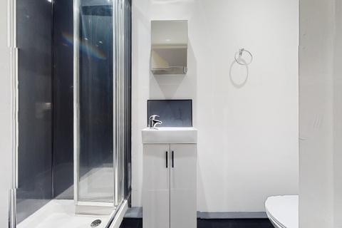 Studio to rent, Blenheim Gardens