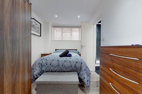 Studio to rent, Blenheim Gardens