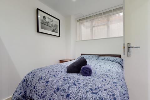 Studio to rent, Blenheim Gardens