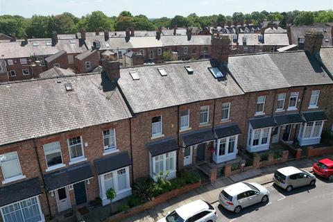 6 bedroom terraced house to rent, Langholm Crescent, Darlington