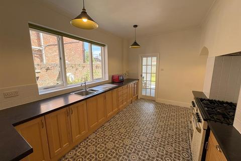 6 bedroom terraced house to rent, Langholm Crescent, Darlington