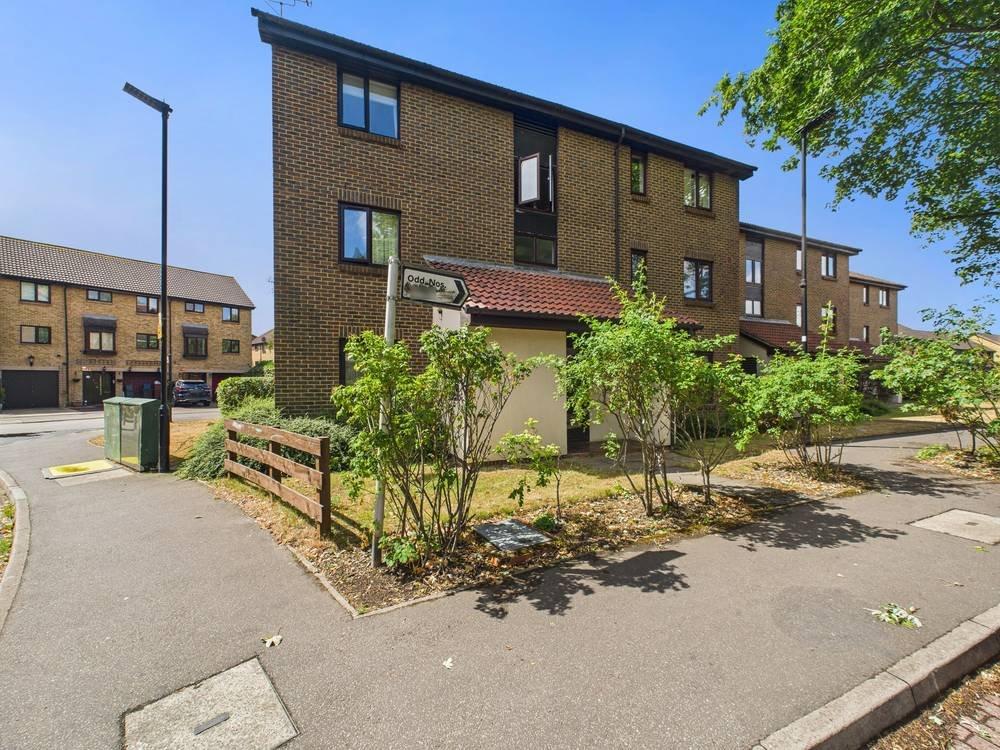 Tw13 Foxwood Close, Feltham, Middlesex, TW13 1 bed apartment - £250,000