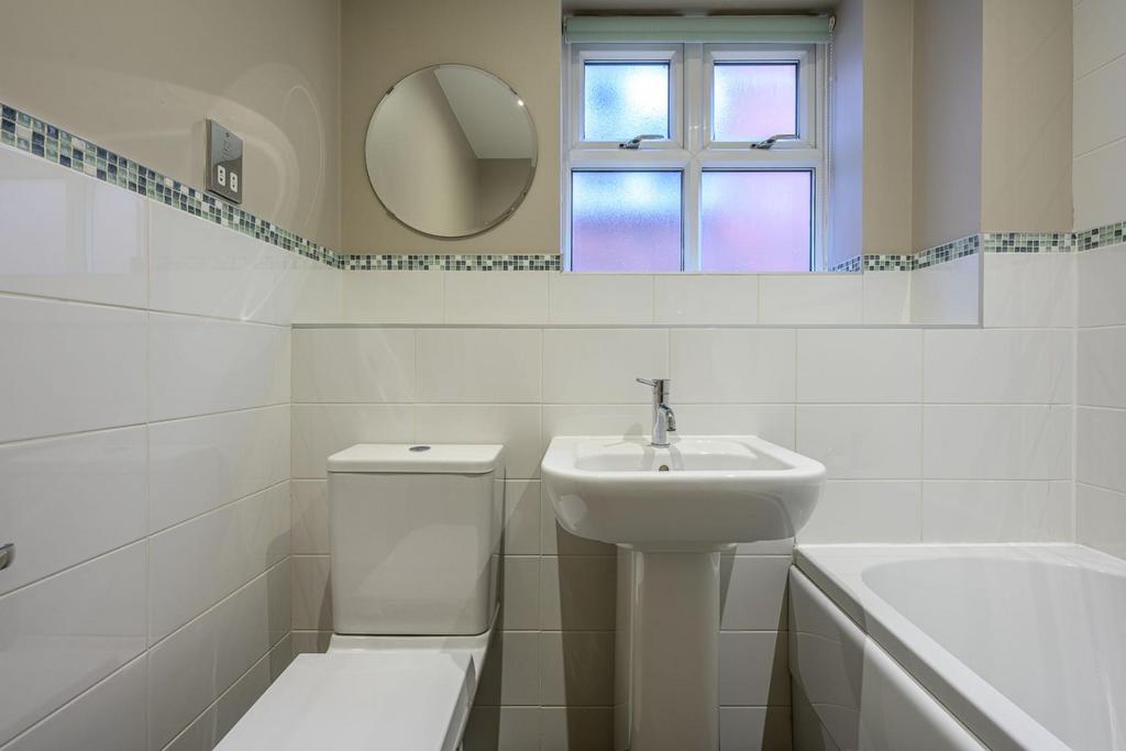 Family Bathroom 1