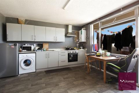 3 bedroom flat for sale, Hartslock Drive, London