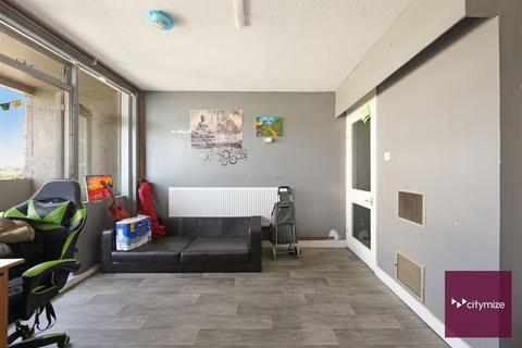 3 bedroom flat for sale, Hartslock Drive, London