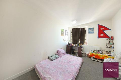 3 bedroom flat for sale, Hartslock Drive, London