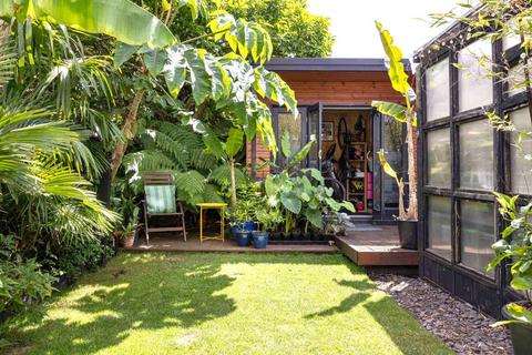 23 Stirling Road, Twickenham, TW2 6LJ