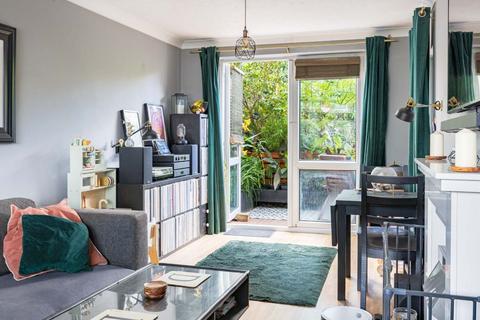 2 bedroom semi-detached house for sale, Stirling Road, Twickenham, 12 mins walk Station