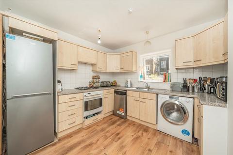 4 bedroom flat for sale, Ilminster Gardens, London SW11