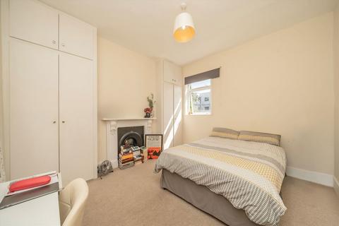 13b Ilminster Gardens, London, SW11 1PJ