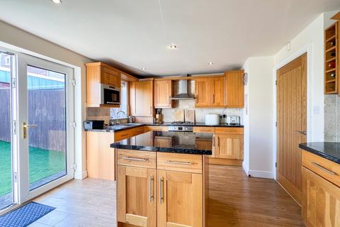 4 bedroom detached house for sale, Cleveland Avenue, Holmfirth HD9
