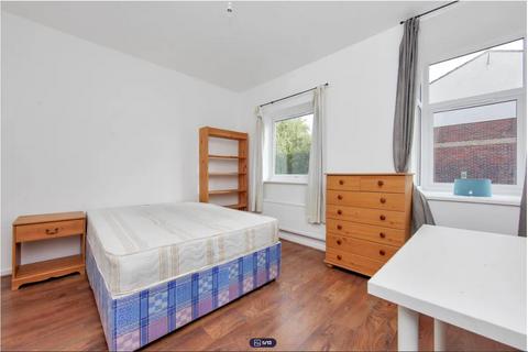 5 bedroom terraced house to rent, Barnfield Place, London E14