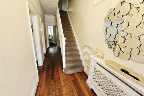 4 bedroom terraced house for sale, Beedell Avenue, Westcliff on sea, Westcliff on Sea,