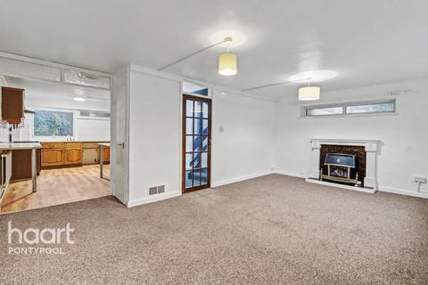 3 bedroom flat for sale, Afon Court, Pontypool