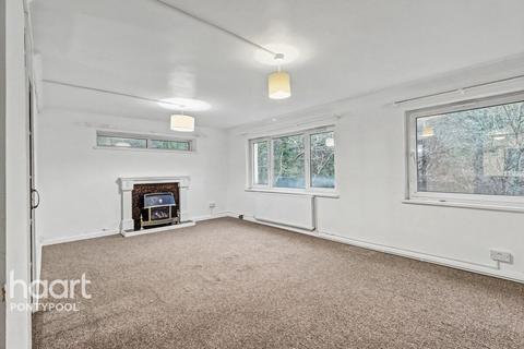 3 bedroom flat for sale, Afon Court, Pontypool