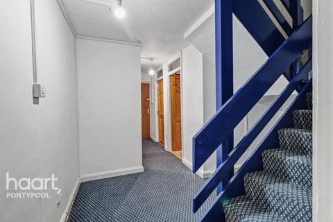 3 bedroom flat for sale, Afon Court, Pontypool