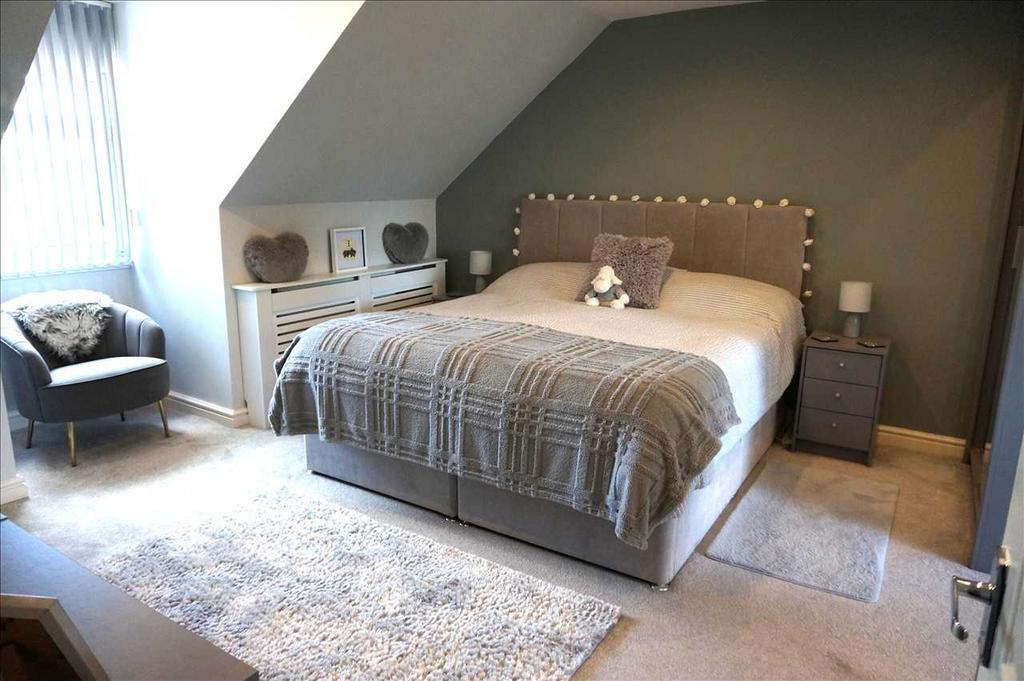Master bedroom :