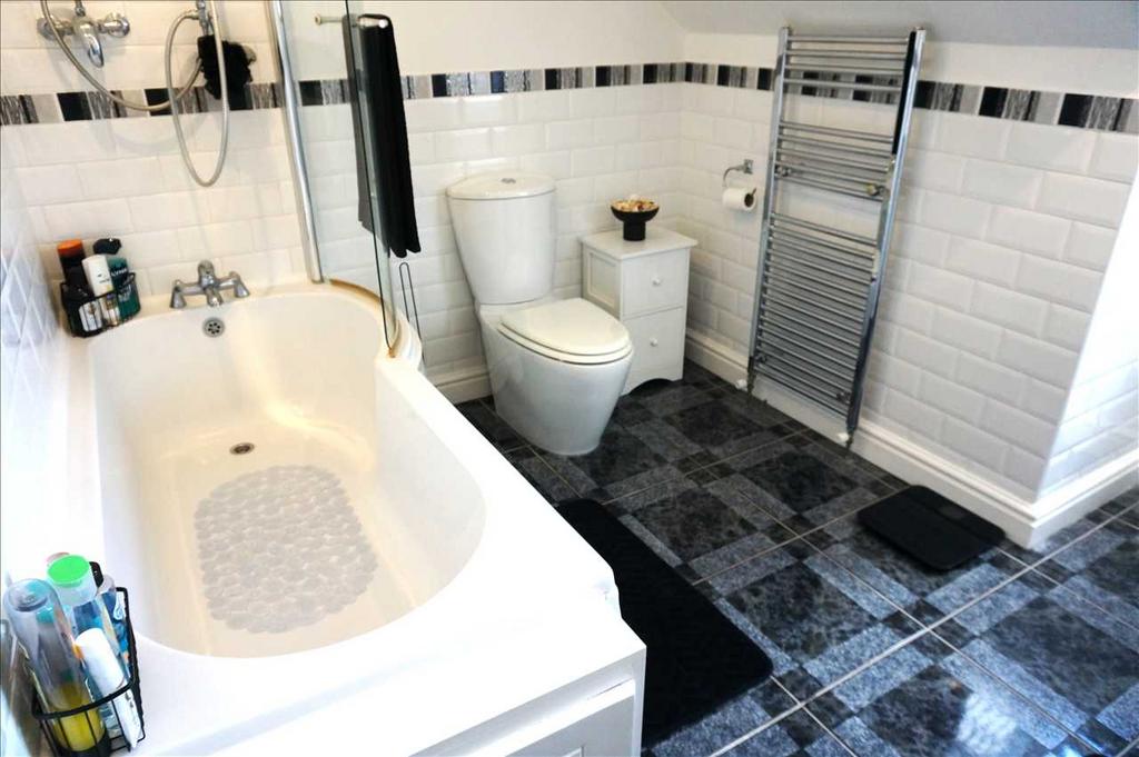 Family bathroom :