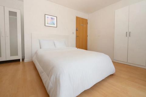 3 bedroom flat share to rent, Crediton Road