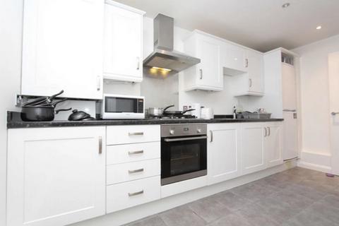 3 bedroom flat share to rent, Crediton Road