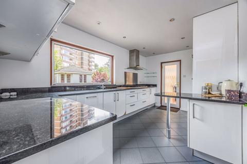 4 bedroom detached house to rent, Slingsby Close, Southsea
