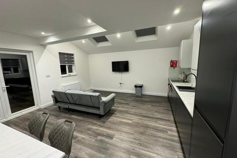 3 bedroom flat to rent, Mount Road, Hendon