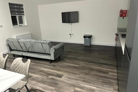 3 bedroom flat to rent, Mount Road, Hendon