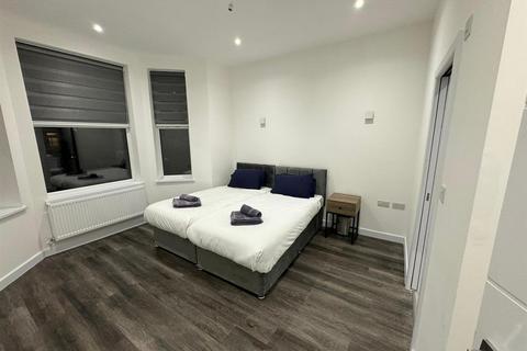 3 bedroom flat to rent, Mount Road, Hendon