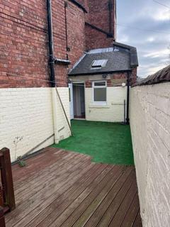 2 bedroom house to rent, Holyoake Gardens, Gateshead NE9