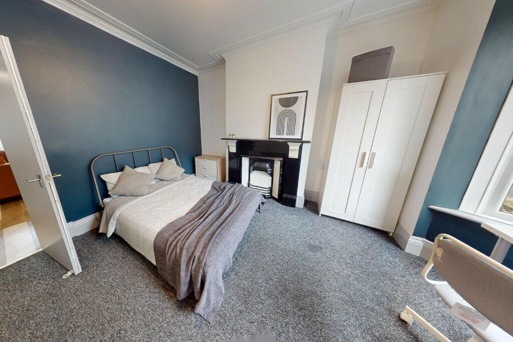 A cozy double bedroom featuring a comfortable d...