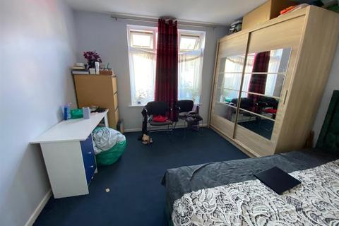 4 bedroom terraced house for sale, Hunters Hall Road, Dagenham